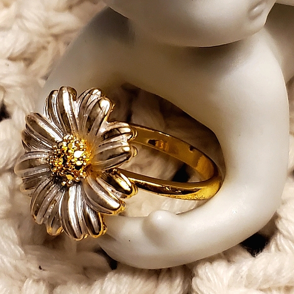 Silver Daisy sterling silver 925 stamped with gold plated rings, size 7 & 8. - Picture 3 of 7